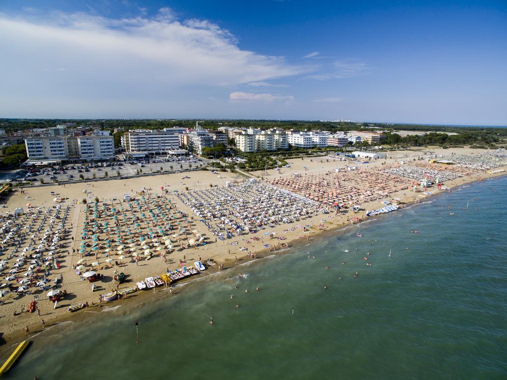 Hotel Ambassador Бибионе Екстериор снимка