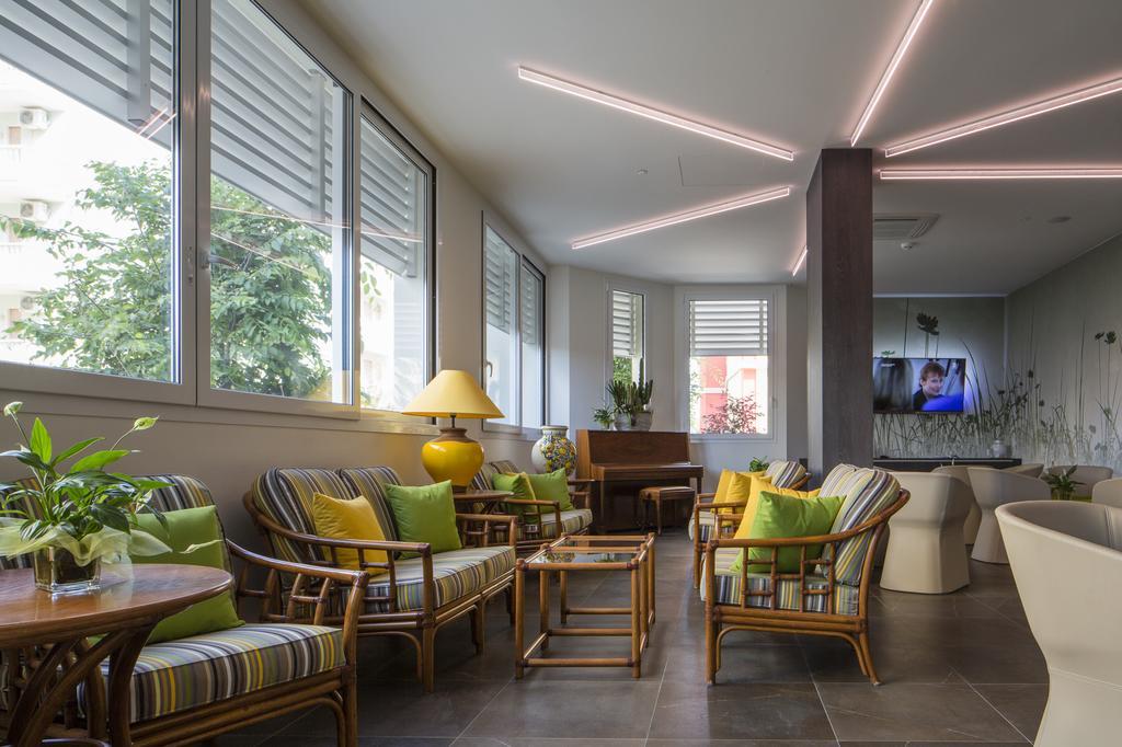 Hotel Ambassador Бибионе Екстериор снимка