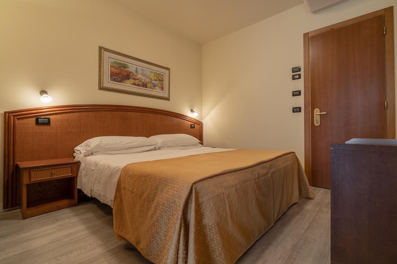 Hotel Ambassador Бибионе Екстериор снимка